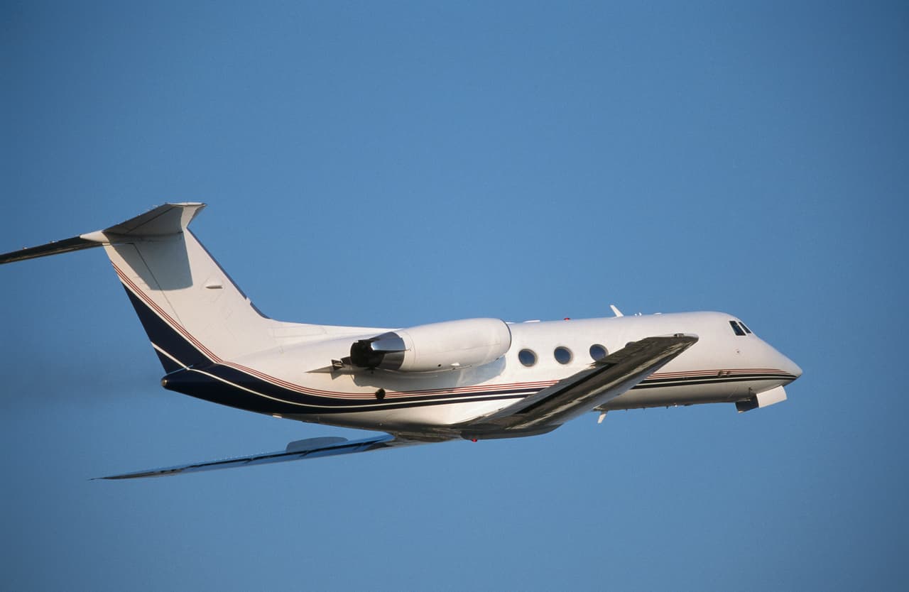 <b>Puesto 2</b>
<br>
<br>
<b>Un avión Gulfstream II: 4,900,000 dólares</b>.
<br>
<br>En 2001 una aerolínea de vuelos chárter de Texas decidió incluir uno de sus aviones Gulfstream II en eBay, en lugar de utilizar una de las plataformas especializadas en este tipo de artículos.
<br>
<br>Al principio había cierto escepticismo por este producto en ebay y la compañía tuvo que demostrar que era una venta legítima. El avión fue comprado por una empresa de África y sigue siendo la aeronave más cara vendido en la plataforma.
<br>