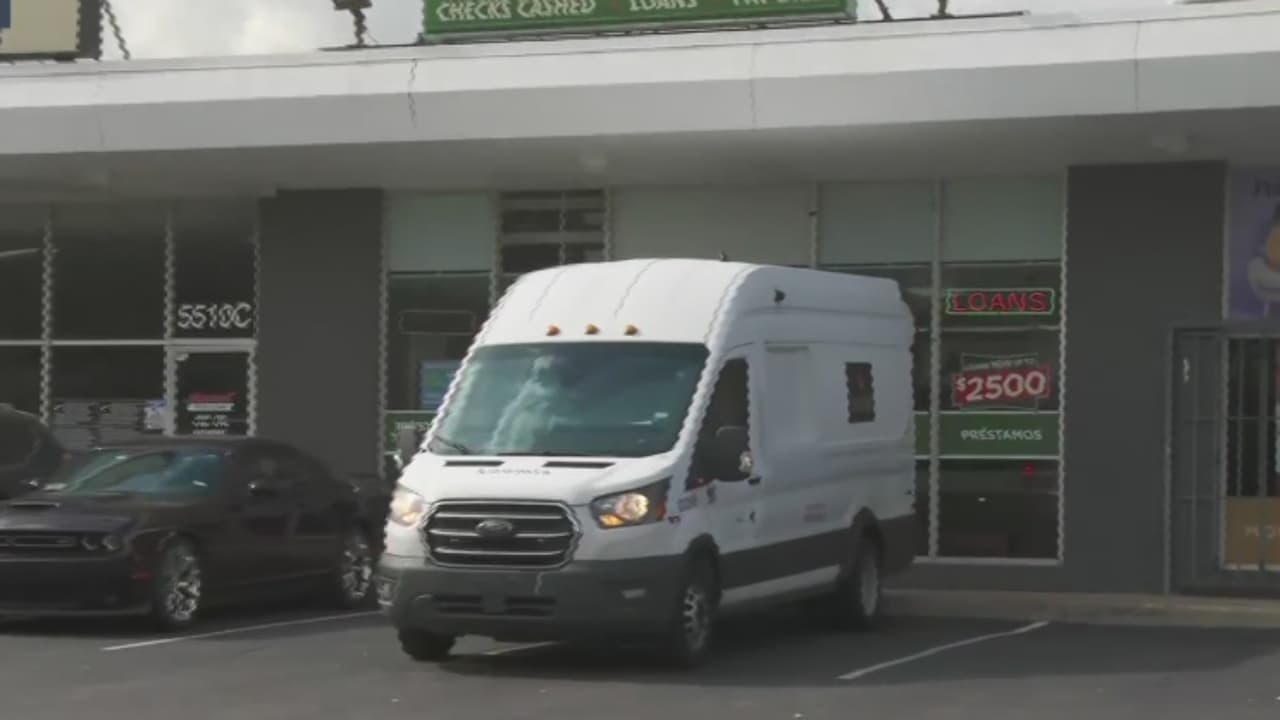 Intento de robo a un camión blindado deja dos menores sospechosos baleados en el suroeste de Houston