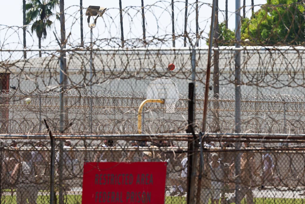 El centro de baja seguridad alberga cerca de 1,000 reclusos que serán trasladados a otras instalaciones federales.