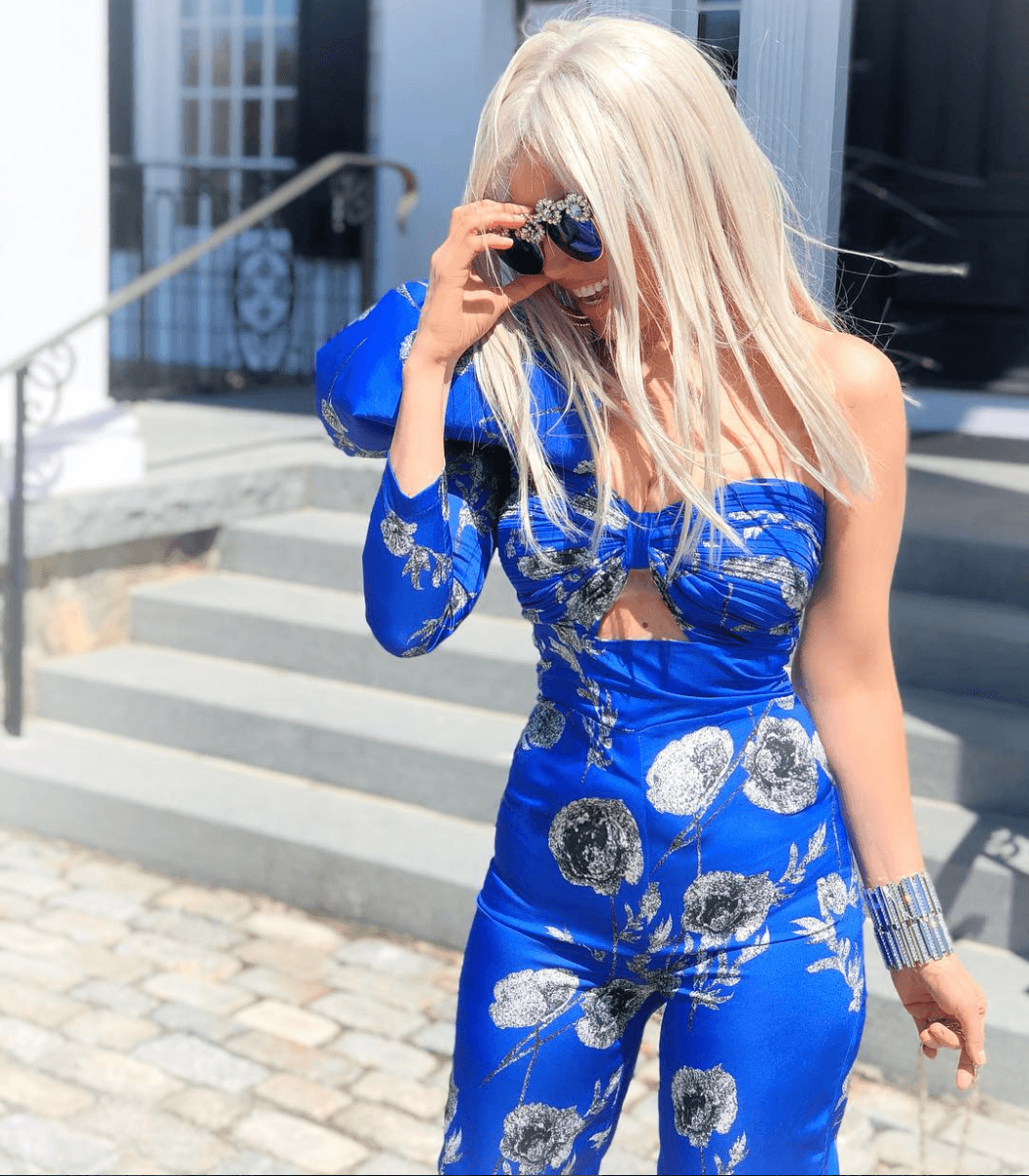 O bien, una peluca rubia para lucir completamente diferente.