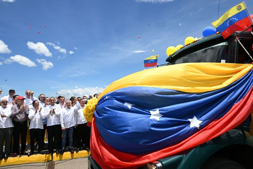 Venezuela y Colombia reabren su frontera terrestre compartida y reanudarán los vuelos comerciales tras renovar lazos diplomáticos cortados en 2019.
<br>
<br>Un vehículo cargado de aluminio adornado con globos y la bandera de Venezuela y otro con medicamentos del lado colombiano cruzaron el lunes el puente internacional Simón Bolívar en un acto protocolario que selló el reinicio de las relaciones comerciales luego de siete años de tensiones políticas.
<br>