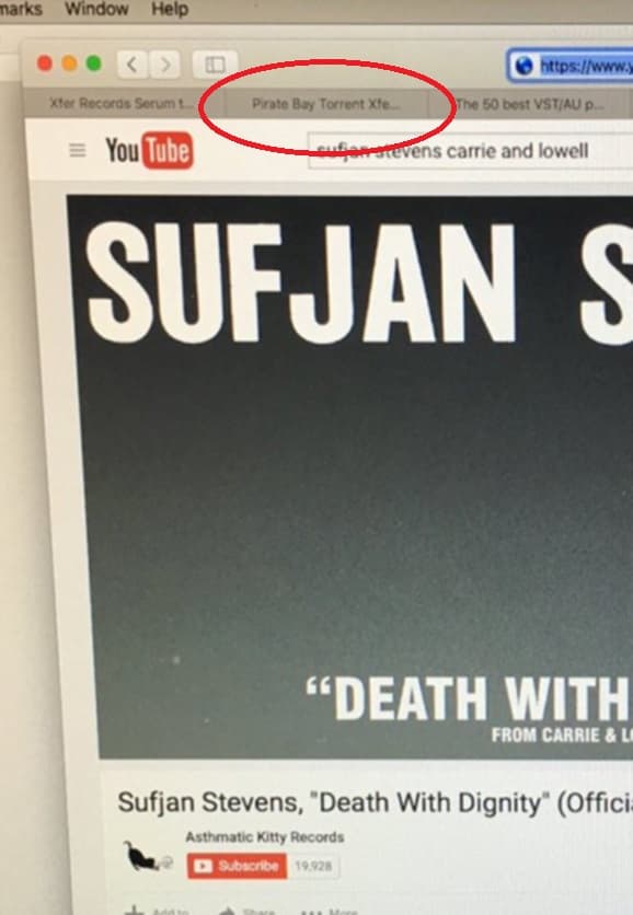 Resulta que Kanye compartió esta imagen de lo que escuchaba en YouTube, pero no se percató del detalle, pues en en el explorador se observa una ventana de 'Pirate Bay', un portal de descargas ilegales de contenido como softwares, música o video.