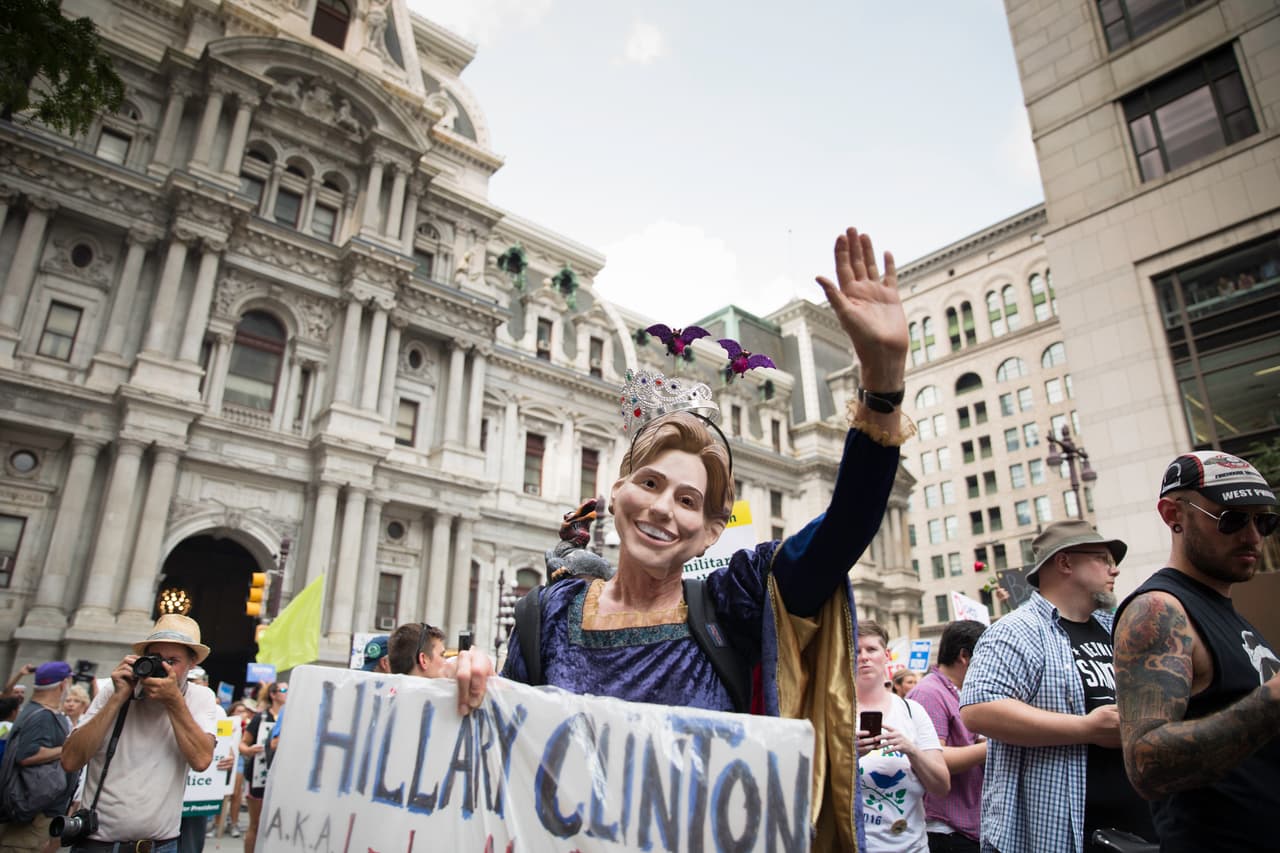 LUNES 25 DE JULIO. 1:22 PM. El City Hall en el centro de Filadelfia continúa lleno de partidarios de Bernie Sanders, como esta enmascarada que representa Hillary Clinton como una reina. Esta tarde Sanders hablará en la convención nacional del partido demócrata.