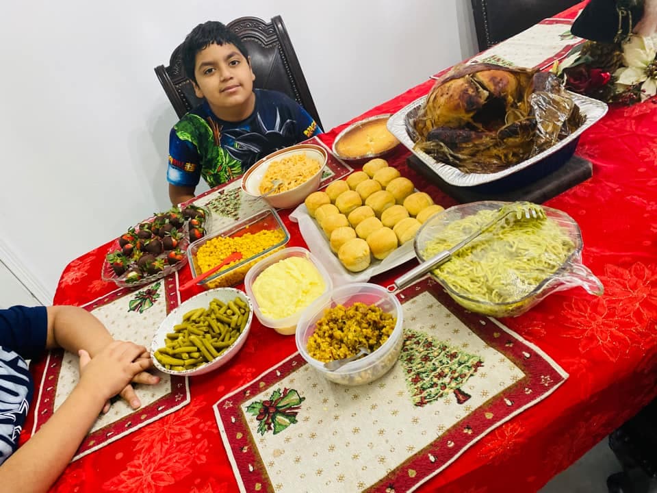 El hijo de Guadalupe Solís a la espera de la cena de Thanksgiving. Ellos prepararon pavo, pasta y fresas con chocolate de postre.