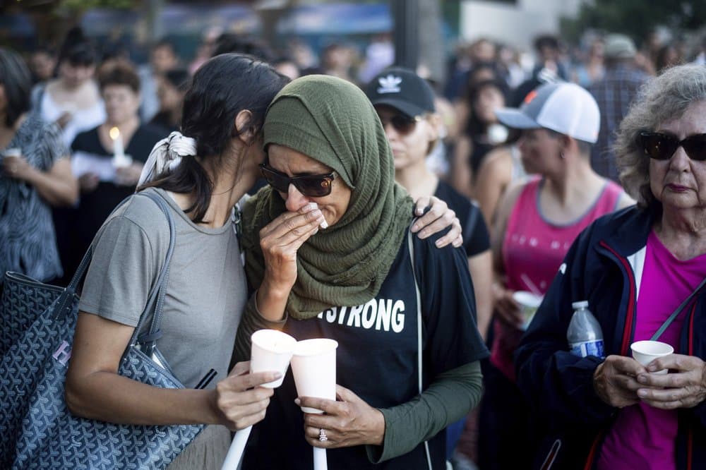 <a href="https://www.univision.com/local/san-francisco-kdtv/el-pistolero-de-gilroy-invito-en-instagram-a-leer-un-libro-vinculado-a-supremacistas-blancos-video">Santino William Legan</a>, de 19 años, abrió fuego con
<a href="https://www.univision.com/local/san-francisco-kdtv/un-rifle-ak-47-mensajes-en-instagram-y-ninos-muertos-lo-que-sabemos-del-tiroteo-en-gilroy">un rifle de asalto AK-47 de manera indiscriminada contra las personas que asistieron al Festival del ajo en Gilroy el domingo por la tarde</a>, antes de ser asesinado a tiros por agentes armados con pistolas.
<br>