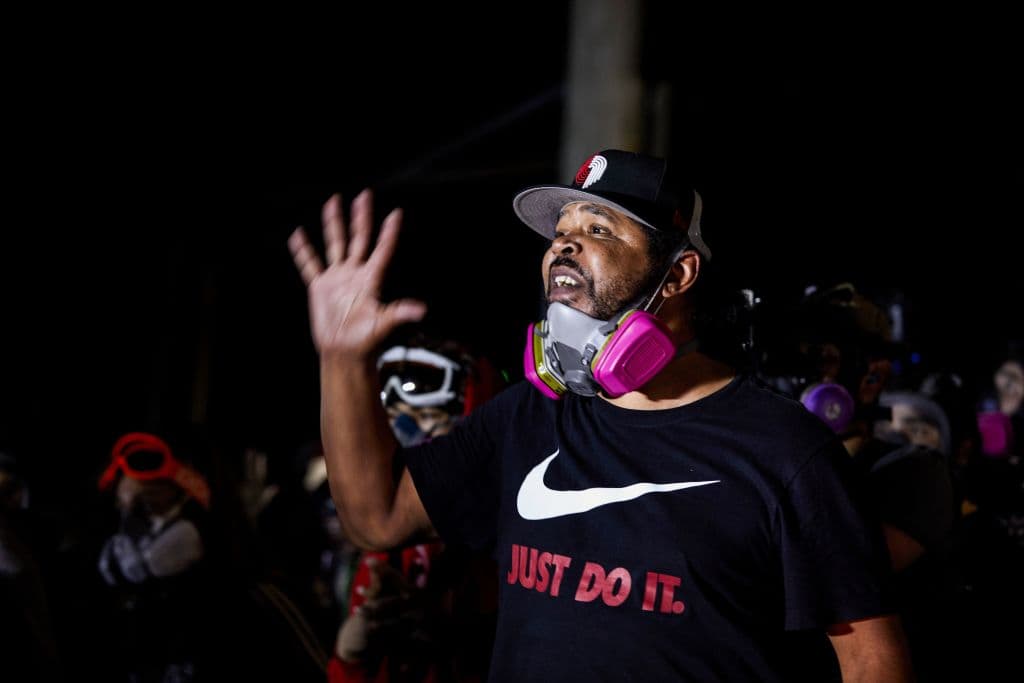 Desde el inicio de las protestas, los manifestantes piden el cese del racismo institucionalizado y la brutalidad policial, mientras 
<b><a href="https://www.univision.com/noticias/sucesos/de-george-floyd-a-daniel-prude-las-muertes-y-heridas-que-ha-dejado-el-abuso-policial-hacia-los-negros">nuevos casos similares a los de Floyd siguen surgiendo en el país</a></b>.