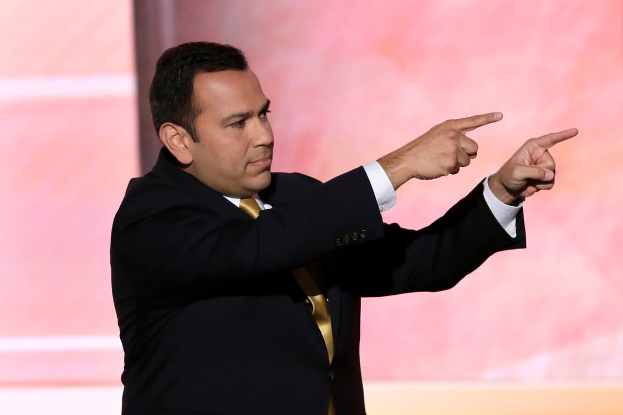 El senador Ralph Alvarado Jr., de Kentucky, señala hacia los delegados mientras camina sobre el escenario durante el tercer día de la Convención Nacional Republicana en Cleveland, el miércoles 20 de julio de 2016. (AP Foto/J. Scott Applewhite)