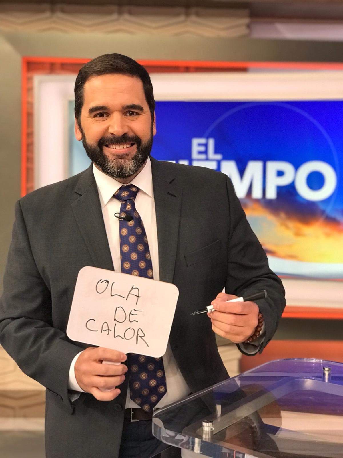 El equipo del show también quiso ver la capacidad de Albert Martínez para plasmar frases en un letrero utilizando la mano izquierda. Él dijo ser ambidiestro.