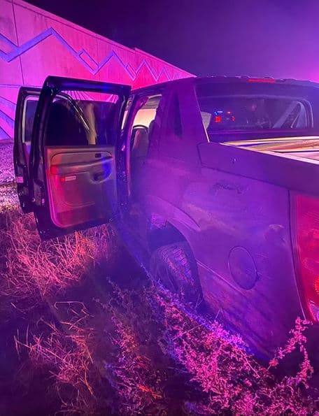 Después de una breve persecución, los agentes pudieron detener el vehículo sospechoso al costado de la carretera. Cuando el vehículo se detuvo, provocó un incendio en la maleza.