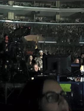 Durante la velada se le vio sonriente y disfrutando del momento....