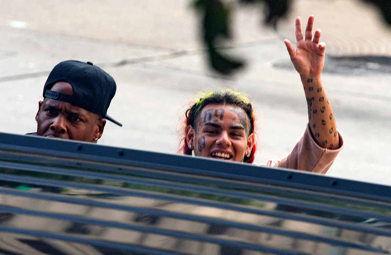 El rapero de 23 años fue cuestionado sobre si 
<b><a href="https://www.univision.com/famosos/tekashi-testifica-en-una-corte-que-cardi-b-era-miembro-de-su-pandilla-y-asegura-que-no-la-copio-para-tener-exito-fotos">estaba colaborando en el caso</a></b> para ayudar al gobierno o recibir una condena más indulgente, a lo que contestó “un poco de ambos”.