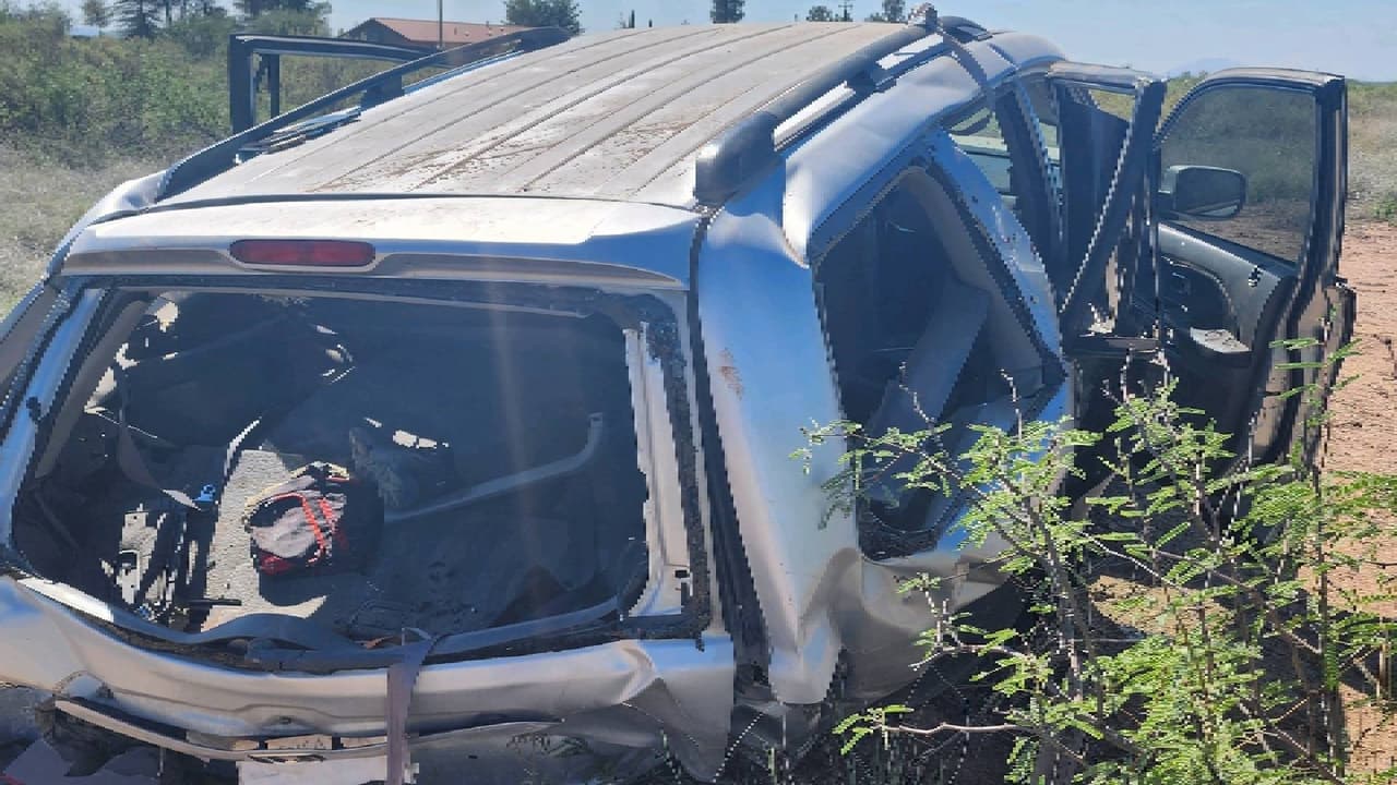 Se colocaron dispositivos de desinflado de neumáticos cerca de la milla 9 en Double Adobe Road, y cuando el vehículo se acercaba al área, el conductor hizo una maniobra evasiva en un intento de evitarlos, lo que provocó que se saliera de la carretera y golpeara una cerca antes volcarse varias ocasiones.