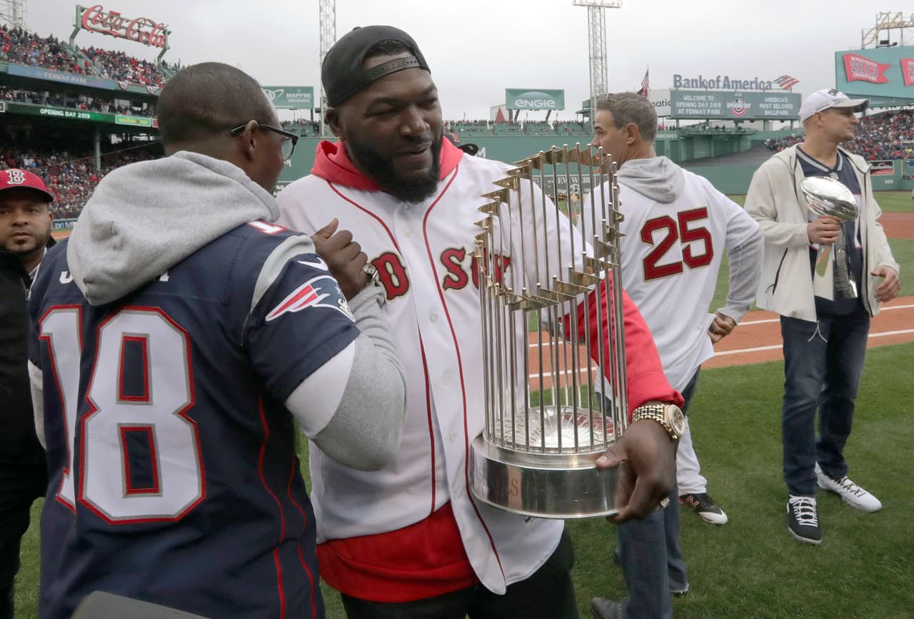 Enfurecidas, varias personas capturaron al motociclista de 25 años y le propinaron una golpiza que lo dejó ensangrentado, antes de entregarlo a la policía. El hombre que disparó contra el beisbolista retirado de 43 años seguía prófugo el martes.