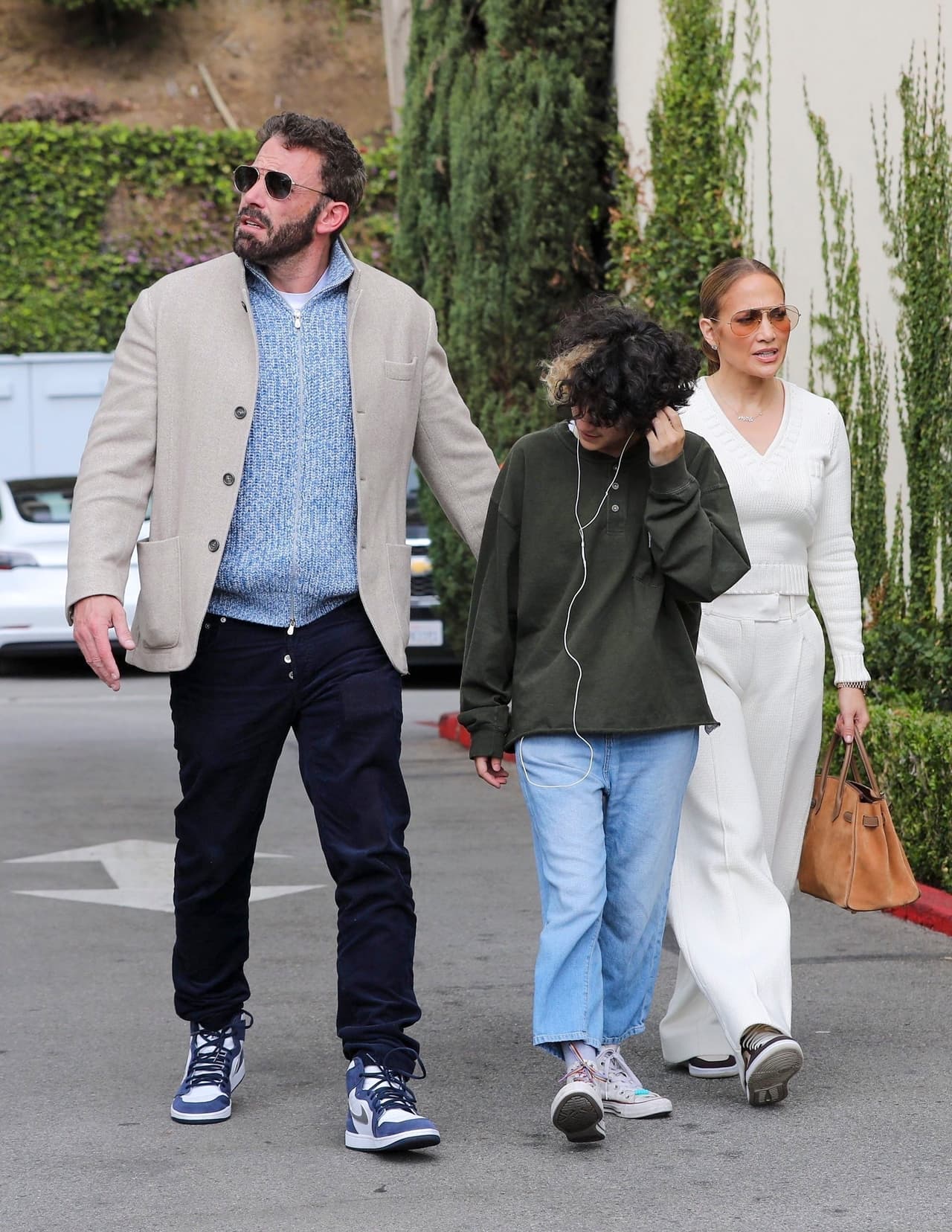 La famosa pareja y la adolescente de 14 años visitaron la tienda Boot Star, especializada en ropa, botas y sombreros de vaquero, ubicada en West Hollywood, de acuerdo con Daily Mail.
<br>