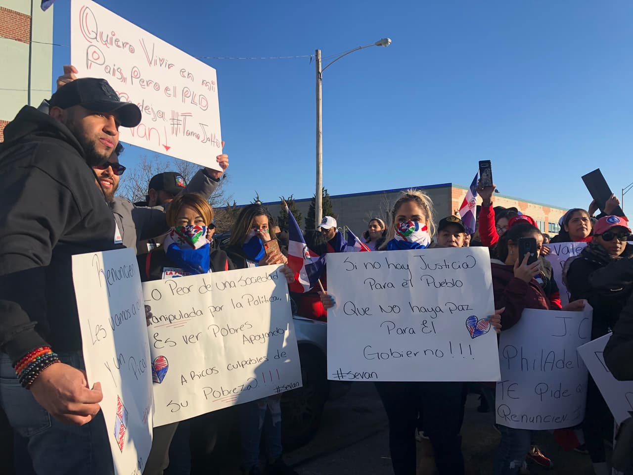 “Si no hay justicia para el pueblo, que no haya paz para el gobierno”. 
<br>Los manifestantes exigían justicia y transparencia en el proceso de elecciones. 
<br>
