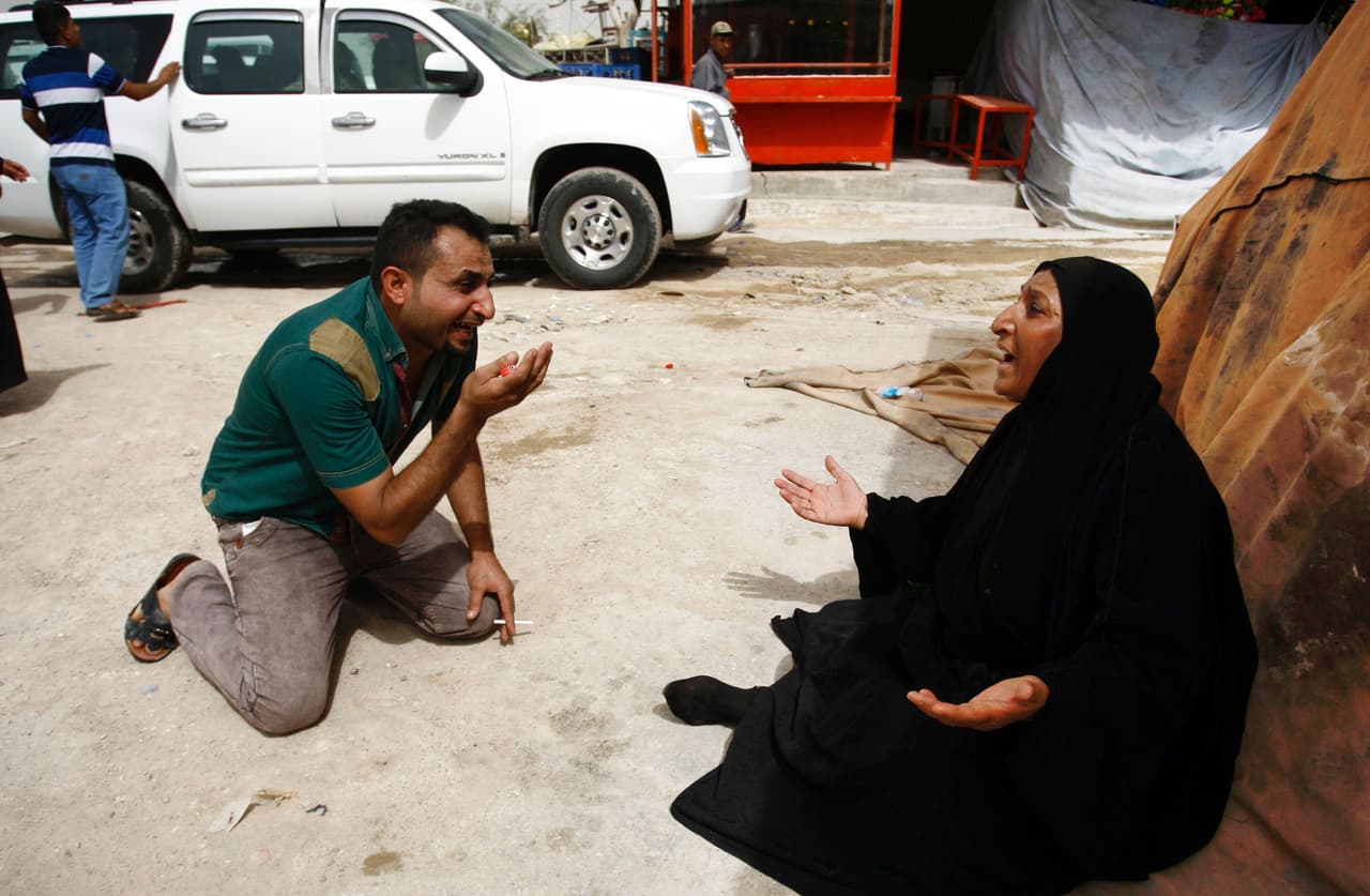 Iraquíes lamentan la pérdida de varios familiares en la explosión del coche bomba en Karrada, Bagdad el 3 de julio de 2013
