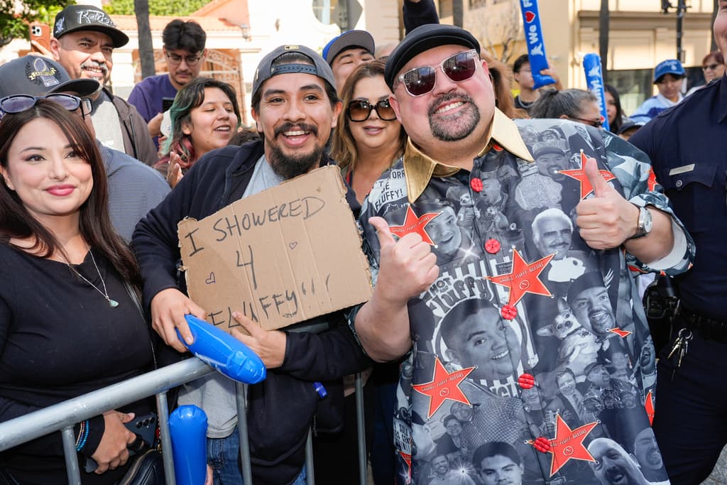 La estrella se ubica cerca de un restauranteBuffalo Wild Wings, y el comediante colocó sus huellas en cemento durante la celebración, un ritual tradicional del Paseo.