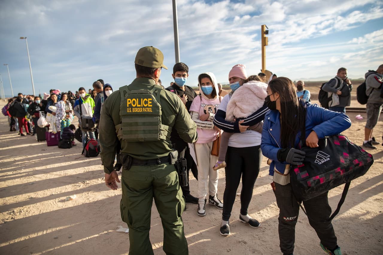 Cuando llegan los agentes de la Patrulla, los migrantes como si fuera en aeropuerto, hacen fila para tramitar su ingreso al país. Contrario a los puertos fronterizos no se requiere prueba de vacunación ni de covid-19 negativa.