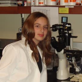 Es científica, activista y muy joven. Inspirada por un trabajo en clases, 
<b><a href="http://http://www.sammarquez.com" target="_blank">Samantha Márquez</a></b>, de madre venezolana y padre español, 
<b>con tan sólo 12 años creó lo que llamó el Celloidosome® .</b> Apasionada por la ciencia desde muy pequeña, Sam, quien nació en Connecticut, recuerda siempre haber tenido una curiosidad voraz. 
<b>Inspirada por los logros de otras mujeres latinas, Sam espera incentivar a jóvenes hispanas a involucrarse en la ciencia. </b>