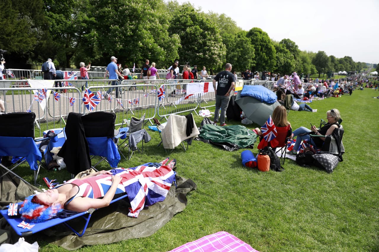 El mismo entusiasmo ha llevado a cientos a pernoctar junto a las vallas que delinean la ruta de la procesión que llevará a la pareja por el pueblo de Windsor una vez declarados esposos.