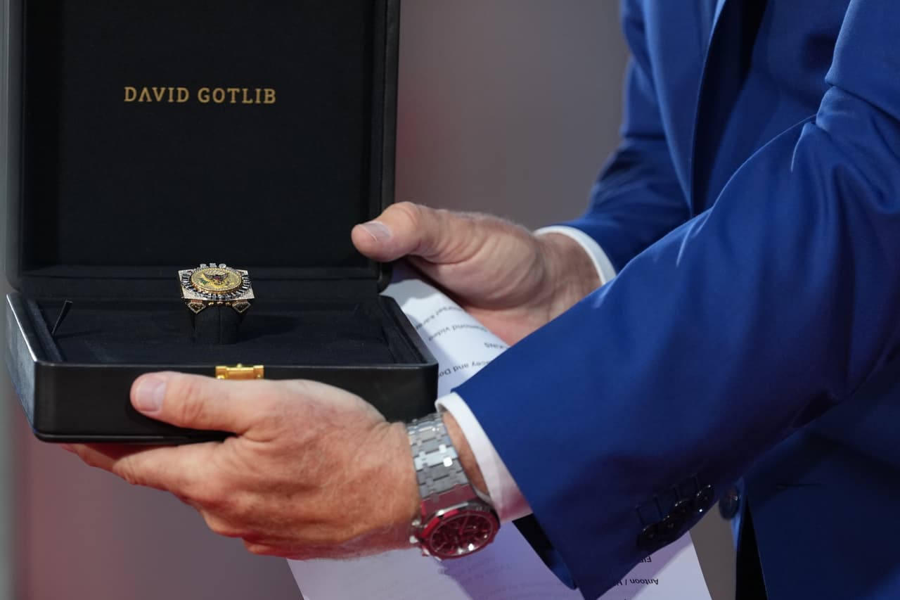 El polémico anillo de 321 diamantes que la industria joyera de Bélgica regaló a Trump