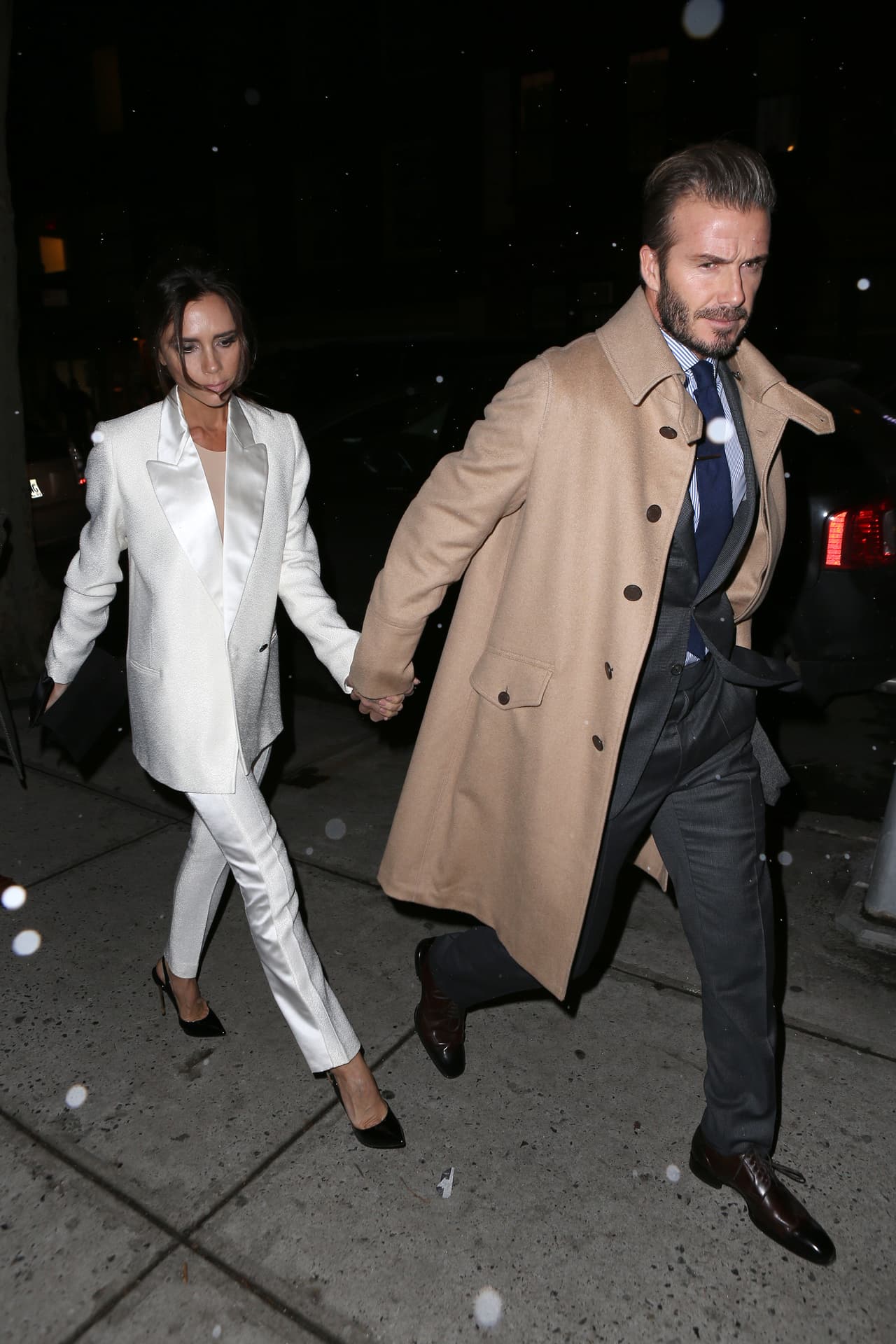 Ella usó un traje de satín blanco muy llamativo.