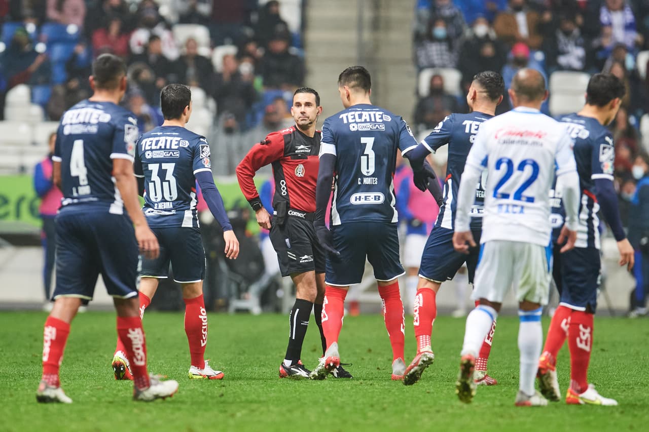 La polémica llegó al 51’ cuando John Medina se barrió en el área para evitar un disparo.El VAR llamó al árbitro César Ramos y tras la revisión se marcó penal y el defensa de Rayados vio la roja.