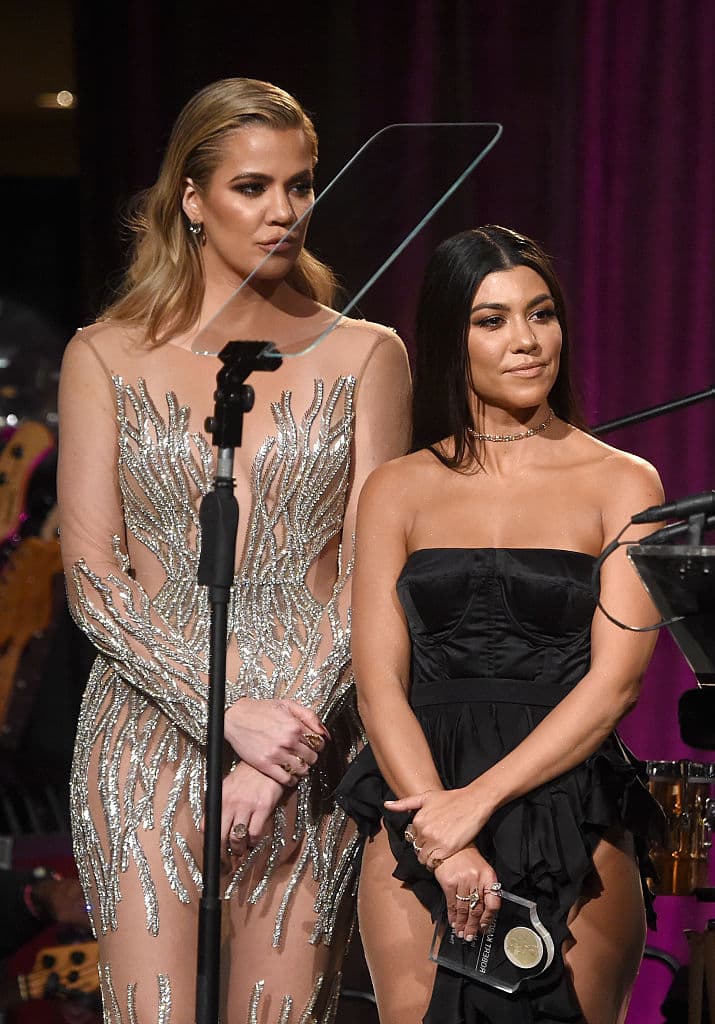 Por su parte, 
<b><a href="https://www.univision.com/entretenimiento/khloe-se-va-a-morir-al-fin-se-sabe-que-pensaron-las-kardashian-al-ver-a-tristan-enganandola-fotos">Khloe</a></b> y Kourtney Kardashian también tienen menores ingresos en comparación de Kylie y Kim.