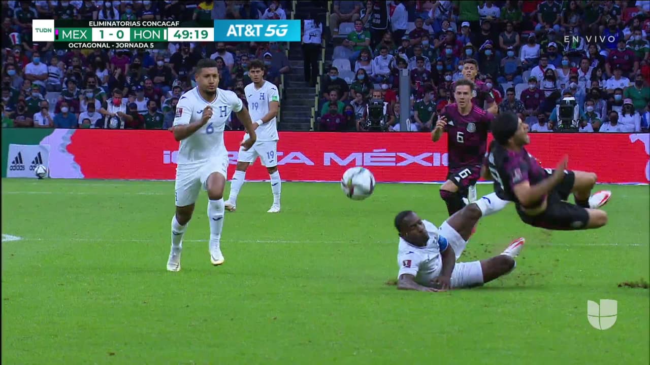 ¡Expulsión! El árbitro saca la roja directa a Maynor Figueroa.