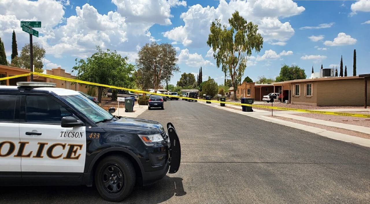Una llamada el día 1 de Julio a partir de las 7:45 am alertó a las autoridades de un asesinato, en donde oficiales de la policía de Tucson encontraron a tres personas sin vida dentro de su vivienda.