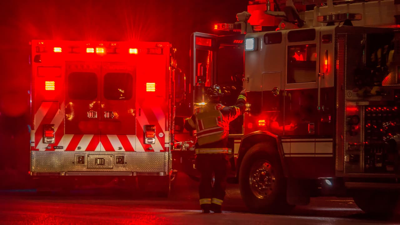Vehículo que circulaba en sentido contrario chocó contra una ambulancia y dejó tres heridos