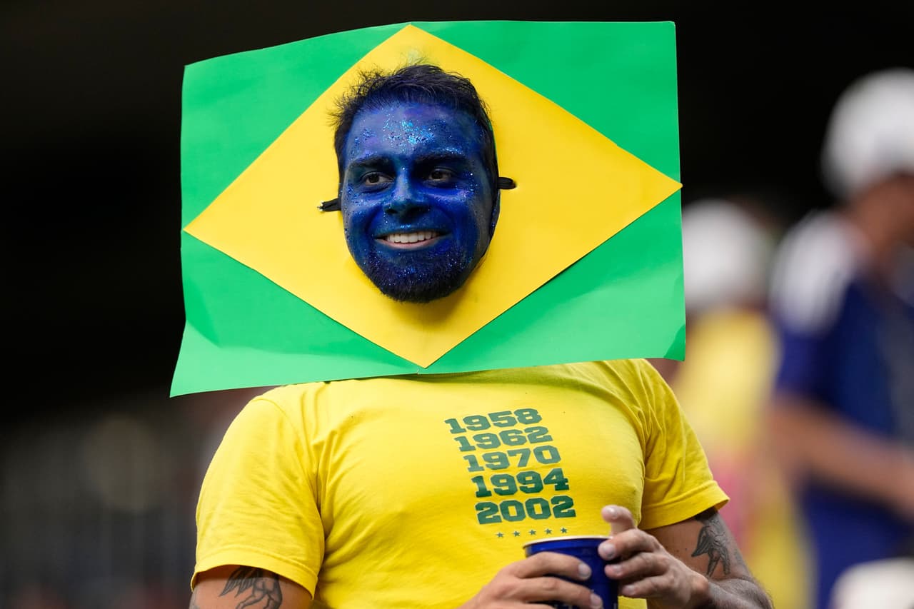 Un aficionado brasileño posa antes del partido de dieciseisavos de final del Mundial entre Brasil y Japón en Houston, el lunes 29 de junio de 2026.