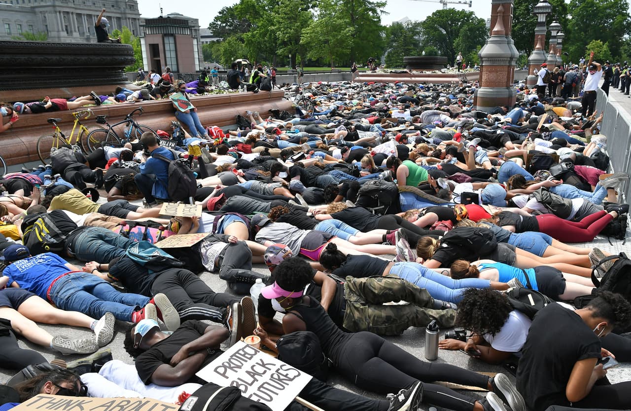 Multitudinaria protesta cerca del Capitolio, en Washington, DC. La
<b><a href="https://www.univision.com/shows/noticiero-univision/muerte-de-george-floyd-fue-causada-por-asfixia-debido-a-la-presion-en-su-cuello-y-espalda-dice-autopsia-independiente-video">autopsia practicada al cuerpo de Floyd</a></b>
<a href="https://www.univision.com/shows/noticiero-univision/muerte-de-george-floyd-fue-causada-por-asfixia-debido-a-la-presion-en-su-cuello-y-espalda-dice-autopsia-independiente-video"> </a>por la Oficina del médico forense del condado de Hennepin indica que
<b>tuvo múltiples lesiones por fuerza contundente y murió por asfixia mecánica</b> debido a la presión en su cuello.
