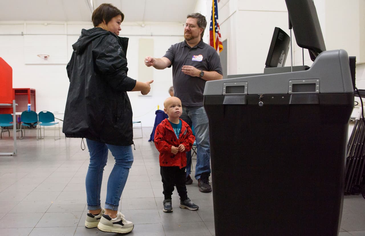 A las 10:30 a.m., se reportó que 11,157 personas ya habían emitido su voto en el condado de Buncombe, y la directora de elecciones del condado, Corinne Duncan, confirmó que todos los sitios abrieron a tiempo y sin problemas.