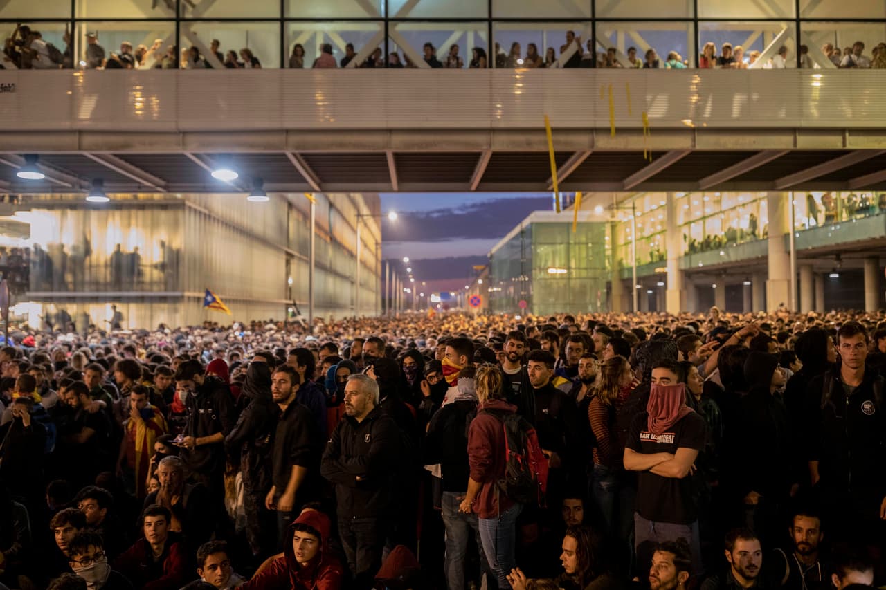 Varios de los manifestantes replicaron con los extintores y las mangueras de extinción de incendios del aeropuerto.