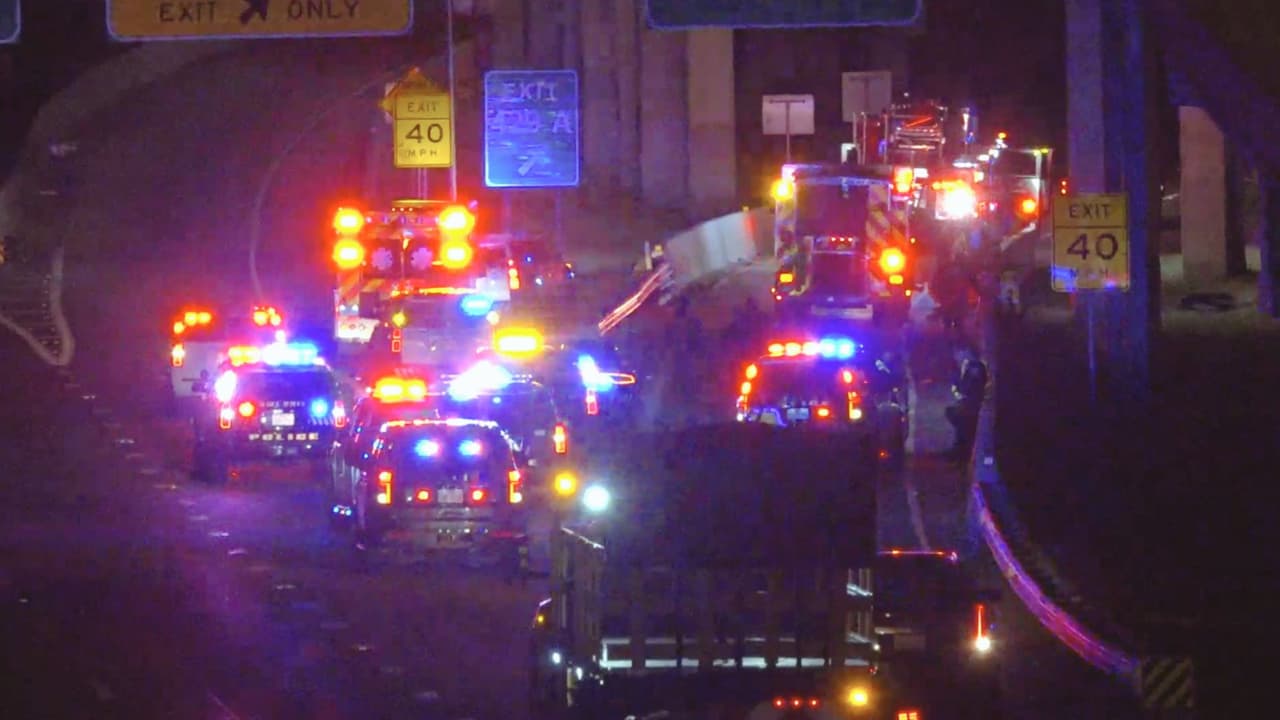 En un giro adicional,
<b> un agente del Sheriff del Condado de Dallas resultó herido</b> cuando el vehículo sospechoso chocó contra un poste de luz.
<b>El impacto derribó el poste sobre el auto del agente, quien intentaba instalar un sistema para detener a los sospechosos</b>. El choque, sin embargo, ocurrió antes de que pudiera completar su tarea, dejando al agente herido en el incidente.