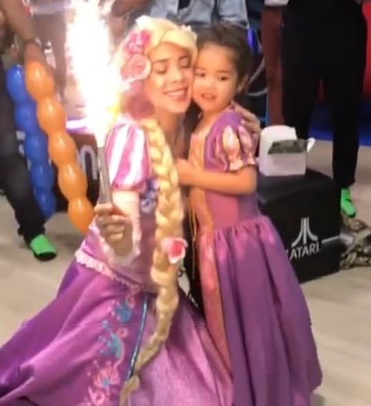 Ana Patricia logró que su hija se sintiera como todo un personaje de cuentos en su gran día: “Nada brilla más que un corazón noble. Las princesas sí existen”.
<br>