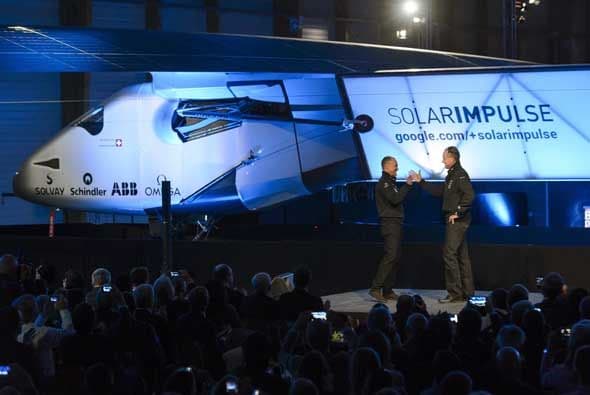 Solar Impulse 2 (Si2), el segundo prototipo de avión solar, fue presentado en Suiza, con miras a dar la vuelta al mundo a partir de marzo del 2015, gracias a su autonomía que le permitirá volar hasta cinco días seguidos.