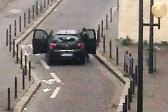 Bajaron del vehículo, entraron a las oficinas y abrieron fuego con fusiles Kalashnikov.