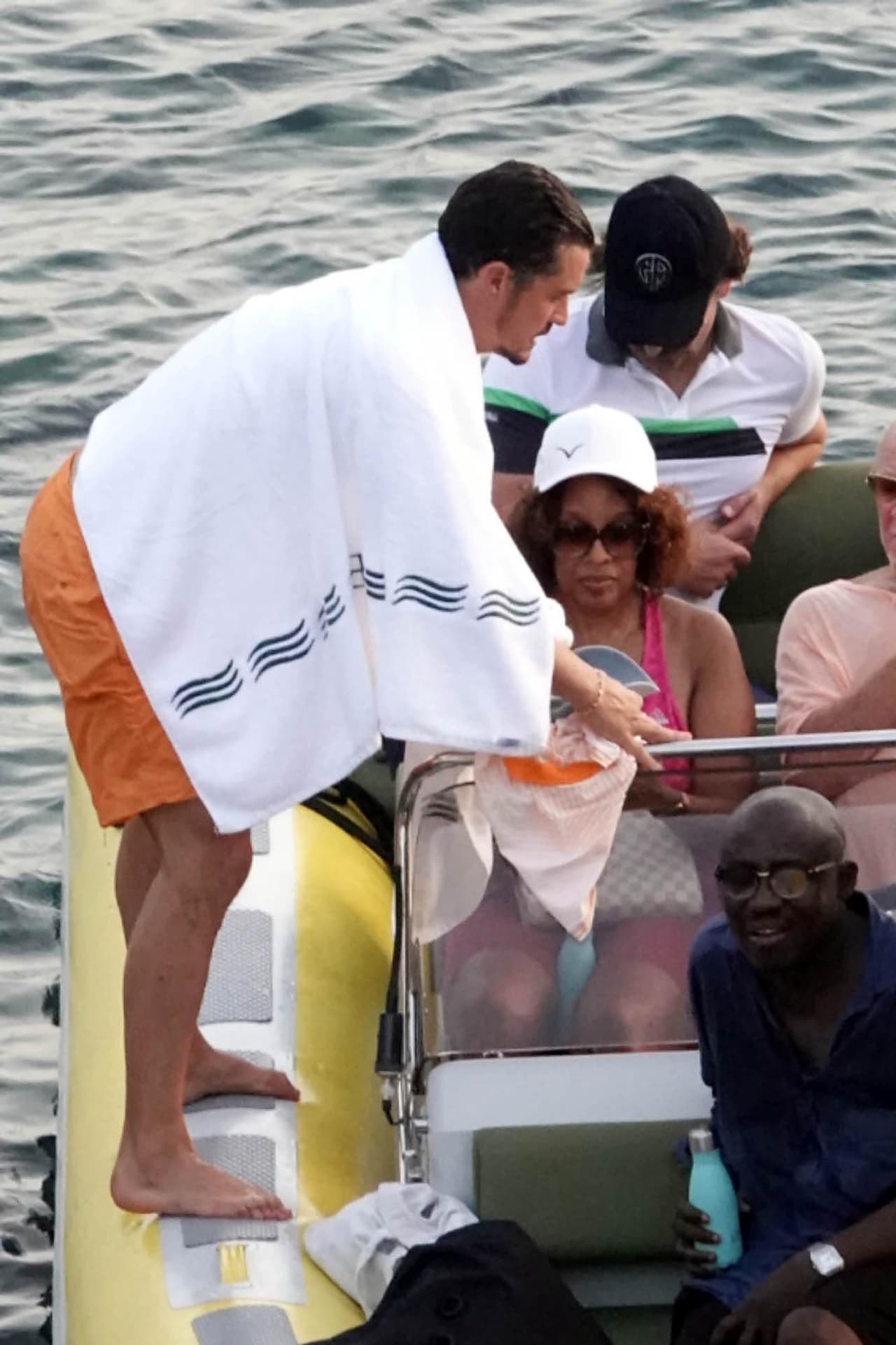 Una vez el bote había salido de la arena, Bloom alcanzó a sus compañeros y prometida.