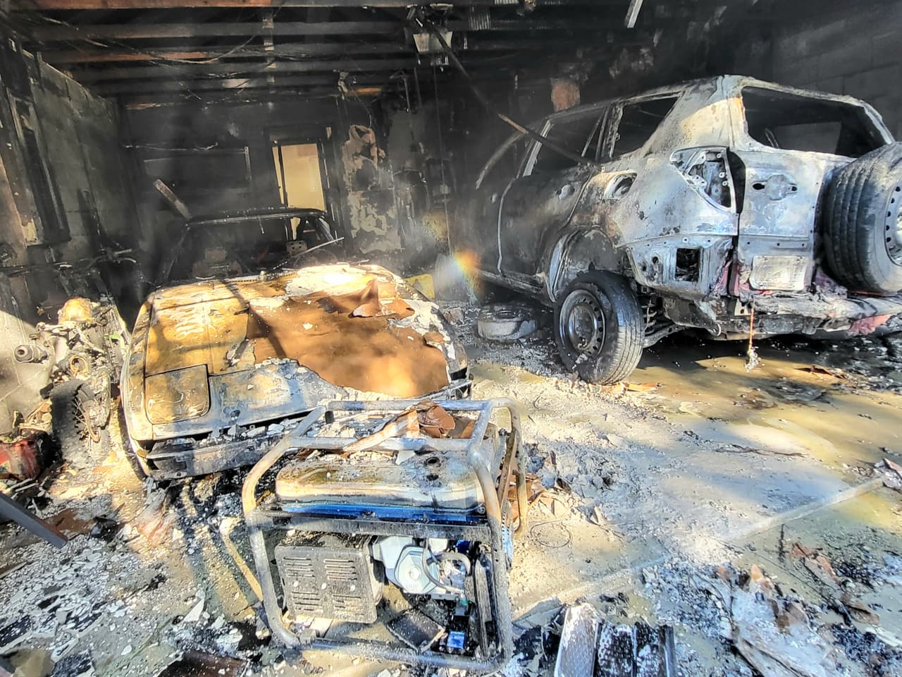 Un garaje se incendió y las llamas consumieron tres vehículos, incluyendo una motocicleta, en Riverview, en la Bahía de Tampa. El fuego se originó la tarde del 8 de octubre cuando el residente de la vivienda cambiaba la bomba de gasolina de uno de los automóviles. El Departamento de Bomberos del condado Hillsborough acudió a sofocar las llamas y no se reportaron personas lesionadas.