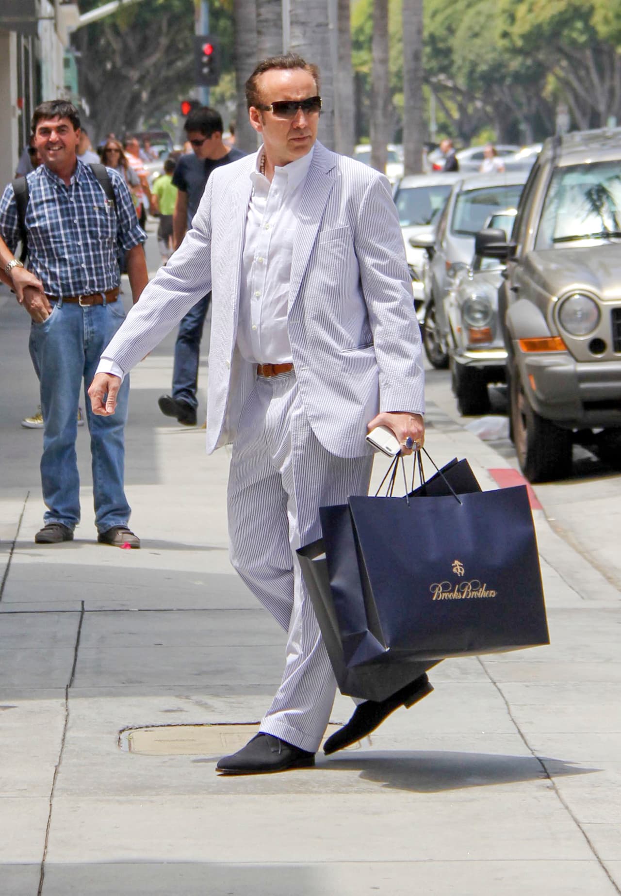 El actor tiene muy buena compañía hasta cuando sale a comprar.