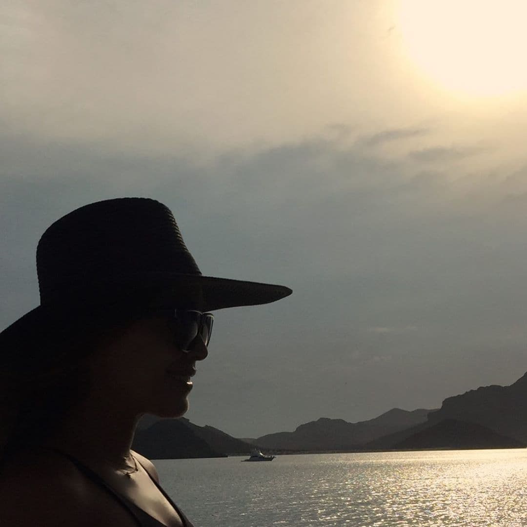 "Gracias Dios por regalarme un año más de luz. Un año más repleto de tus bendiciones. Gracias, gracias, gracias. Por todo lo que es y por lo que viene! #Iam43 #orgullosademis43Y gracias a ustedes por celebrar junto a mi tantas alegrías".