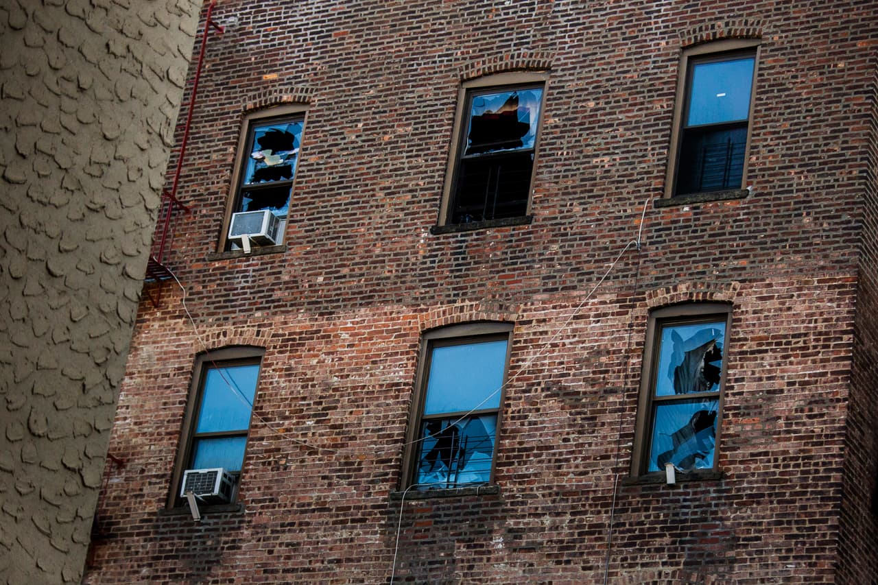 Foto del viernes 29 de diciembre de 2017 en la que se ven las ventanas rotas en la parte posterior del edificio en donde murieron 12 personas la noche anterior en un incendio en el barrio de El Bronx de Nueva York. Un niño de 3 años que jugaba con una estufa causó el siniestro.