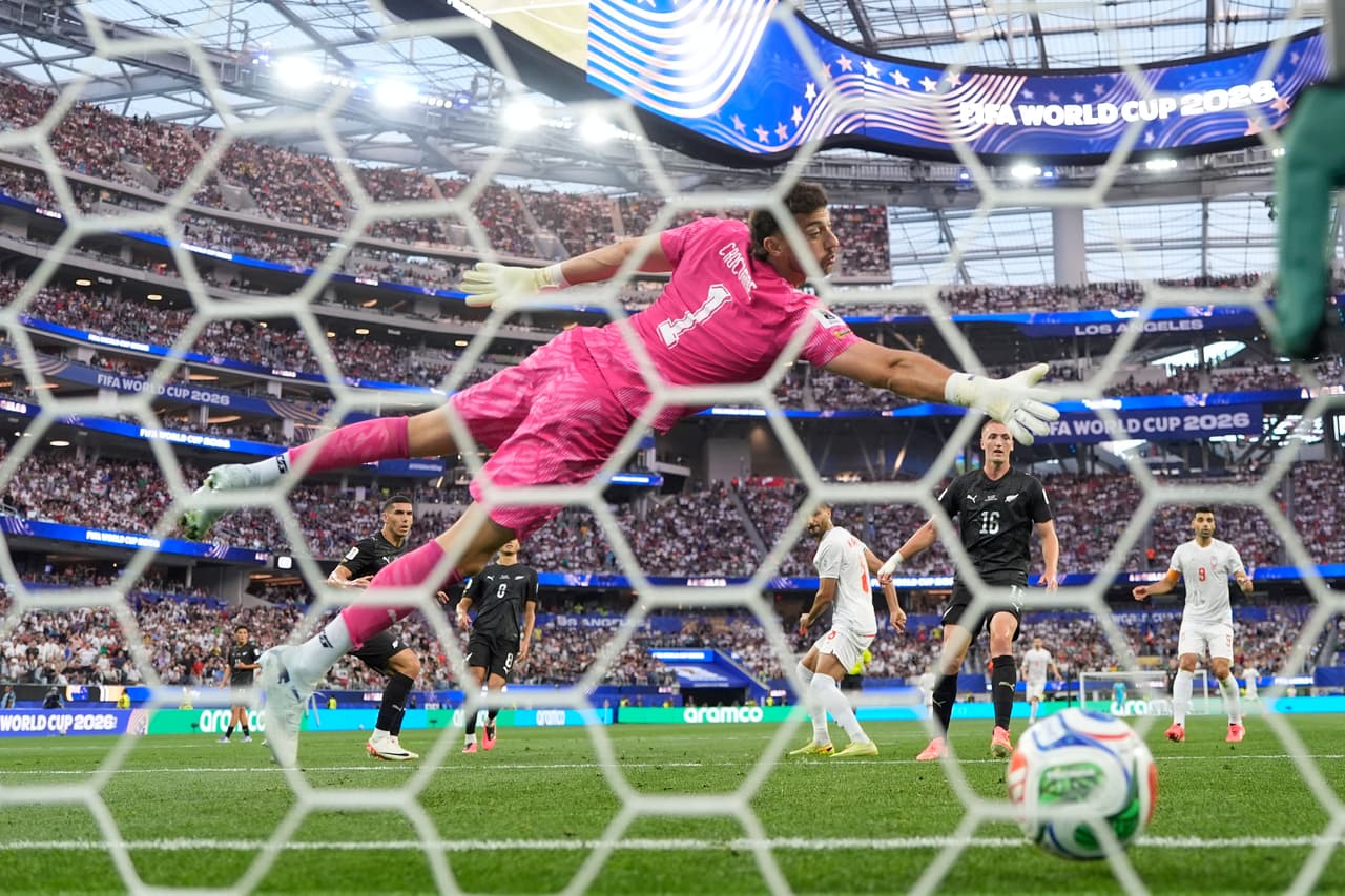 El portero iraní Alireza Beiranvand (1) es superado por un cabezazo de Mohammad Mohebbi (8), también iraní, quien anota el segundo gol de su país durante el partido de futbol del Grupo G de la Copa Mundial entre Irán y Nueva Zelanda.