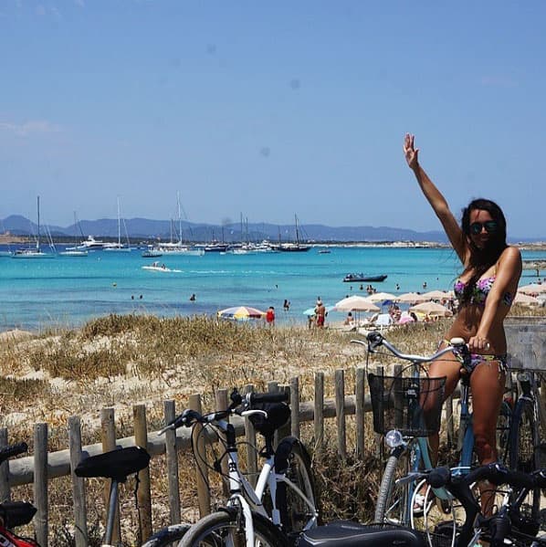 Julián fue el culpable de que a su hija le surgiera el gusto por la moda, pues cuando él trabajaba como modelo la pequeña se la vivía en los talleres entre telas y pasarelas.