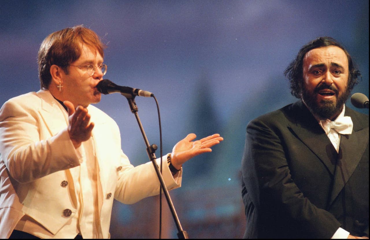 Elton John habló abiertamente de su sexualidad en 1988 y cuatro años después creó la Fundación Elton John contra el VIH. La reina Isabel II le hizo el nombramiento de ‘caballero’ en 1996 y desde entonces es llamado Sir Elton John.