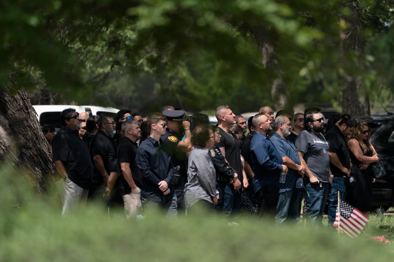 Así fue el último adiós en el cementerio Hillcrest al momento del entierro de Irma García y José García.