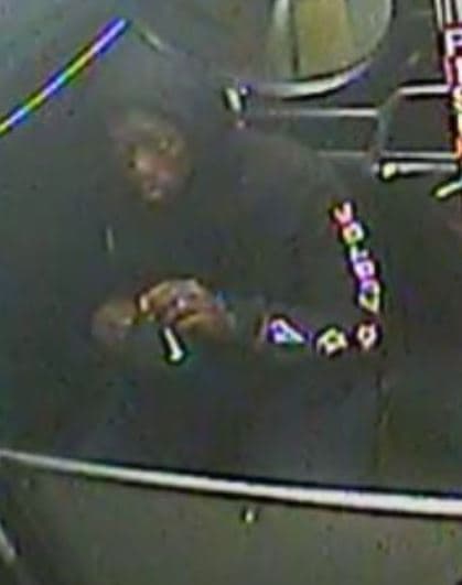 El Departamento de Policía de Tucson difundió algunas fotos del par de sospechosos tomadas de un video de seguridad en un autobús.