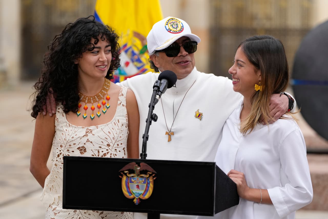 El presidente colombiano Gustavo Petro abraza a sus hijas Sofía (izquierda) y Antonella tras votar en la segunda vuelta de las elecciones en Bogotá, Colombia, el domingo 21 de junio de 2026.